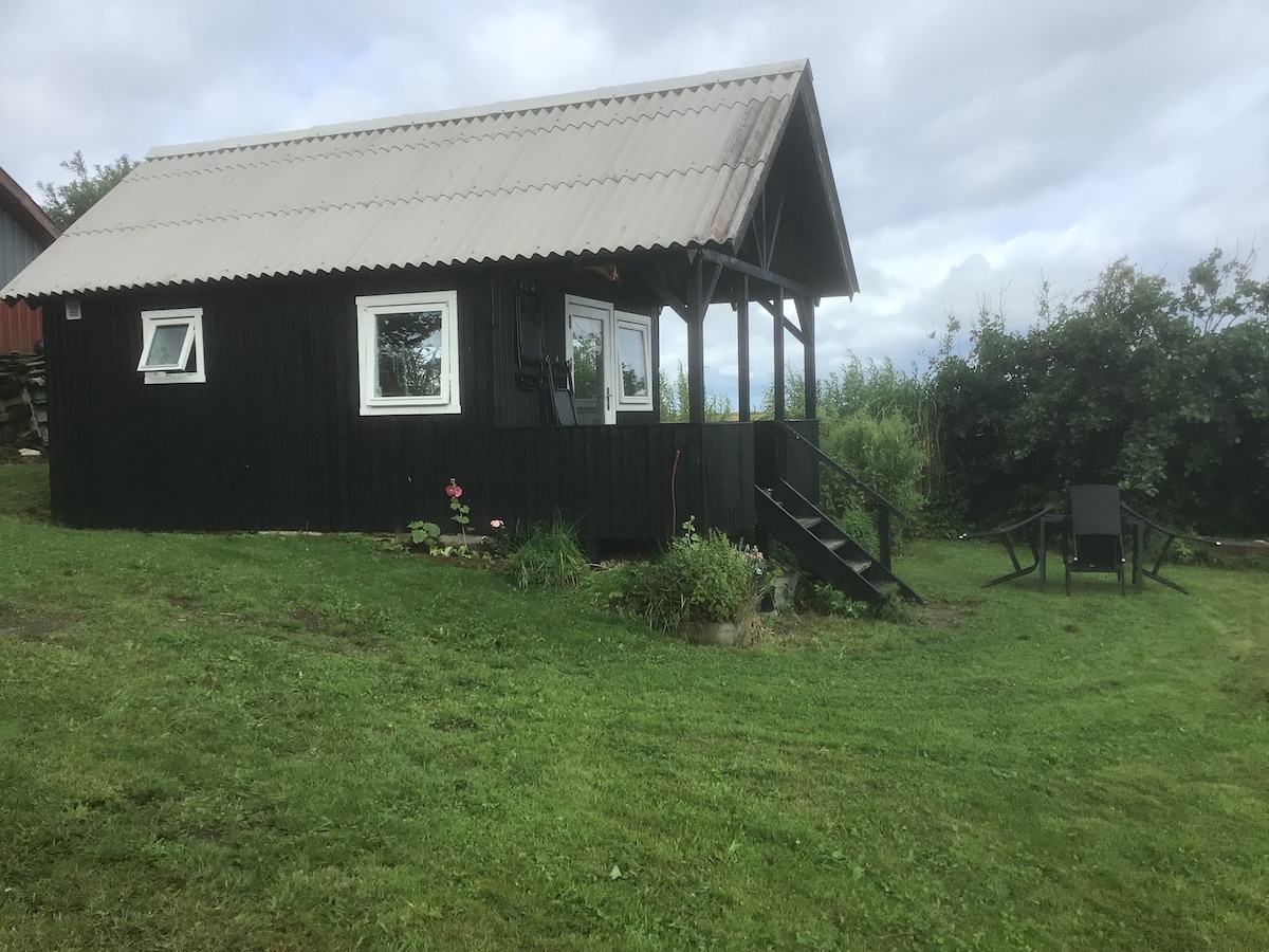 Tiny House mellem fjord og hav.