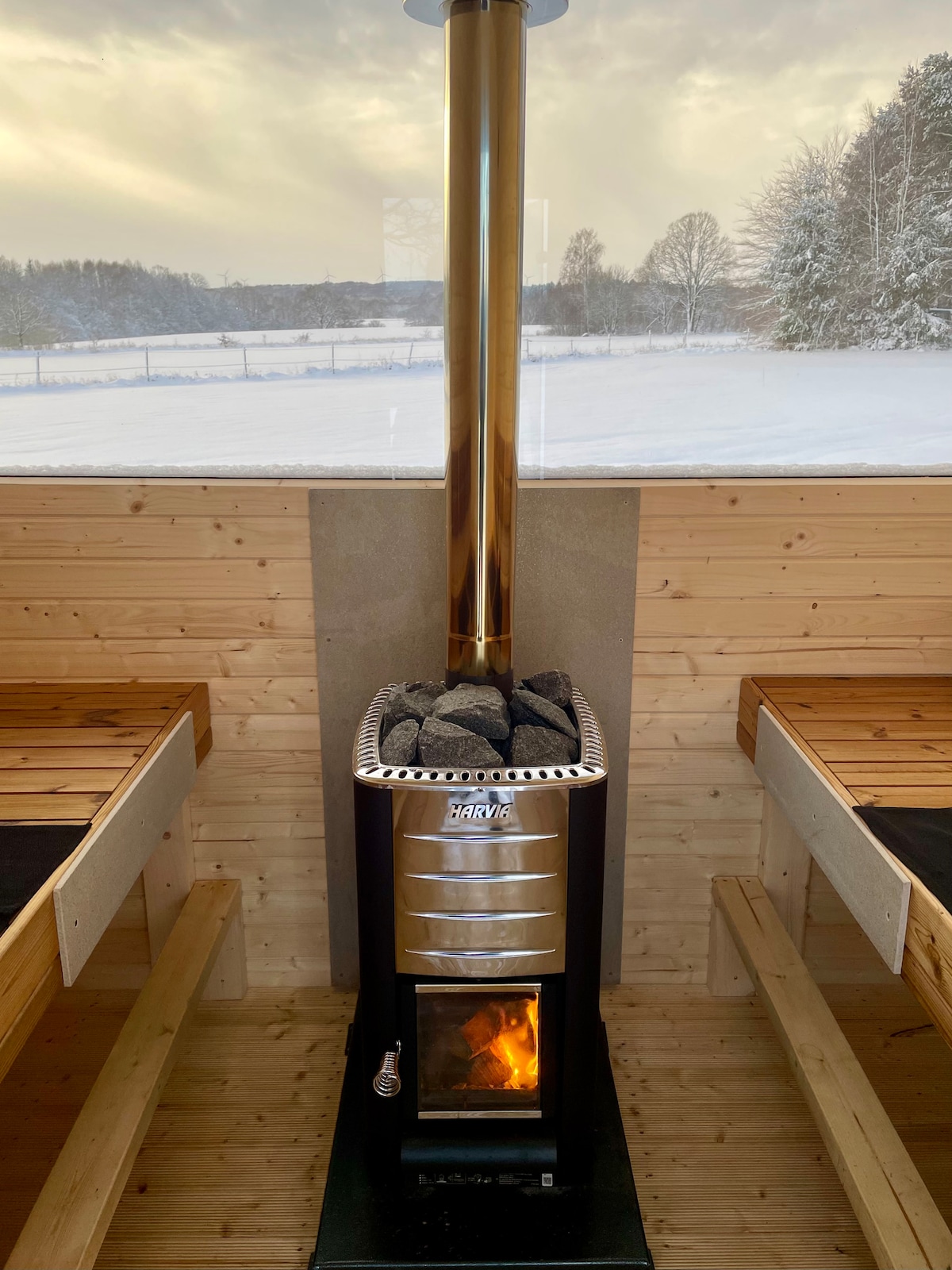 Lantligt hus i vacker natur med pool och bastu