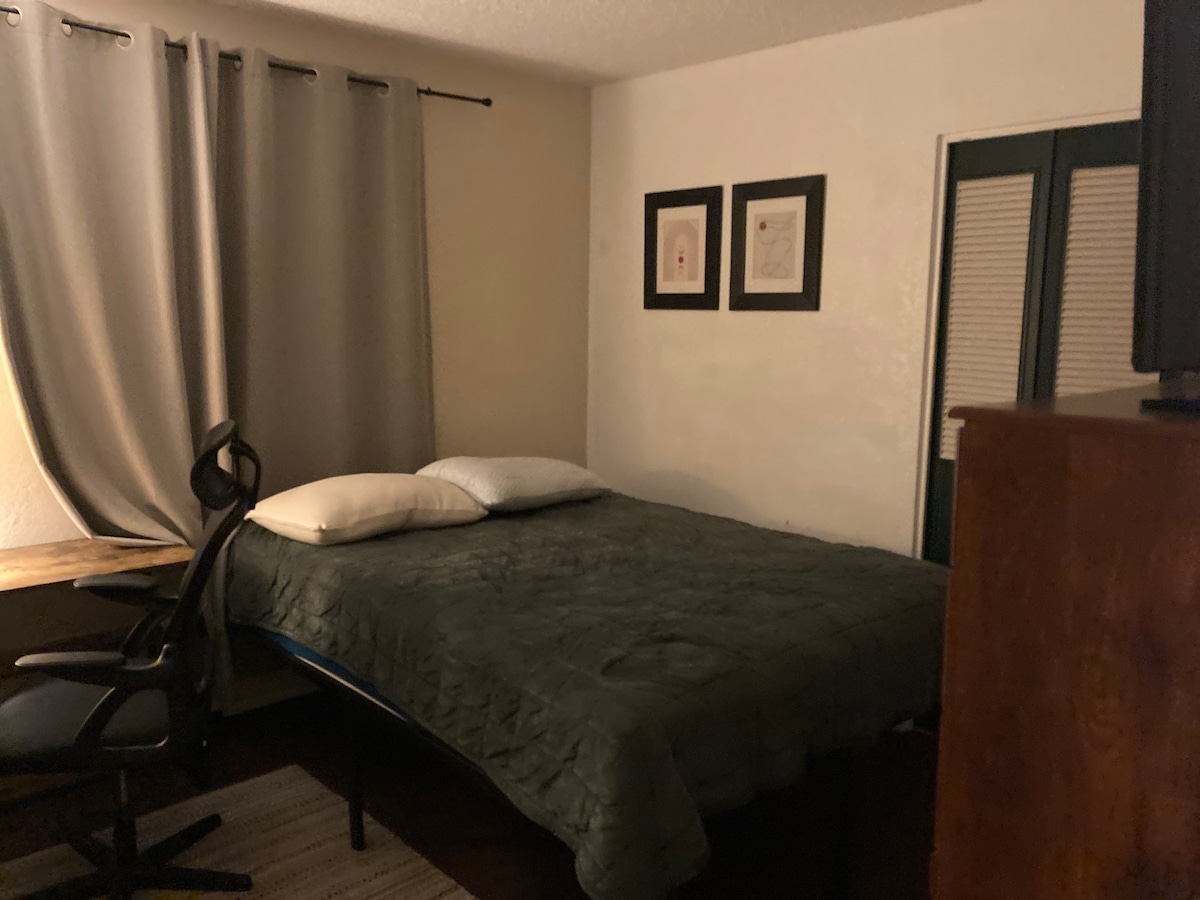 Cozy bedroom near 10 freeway