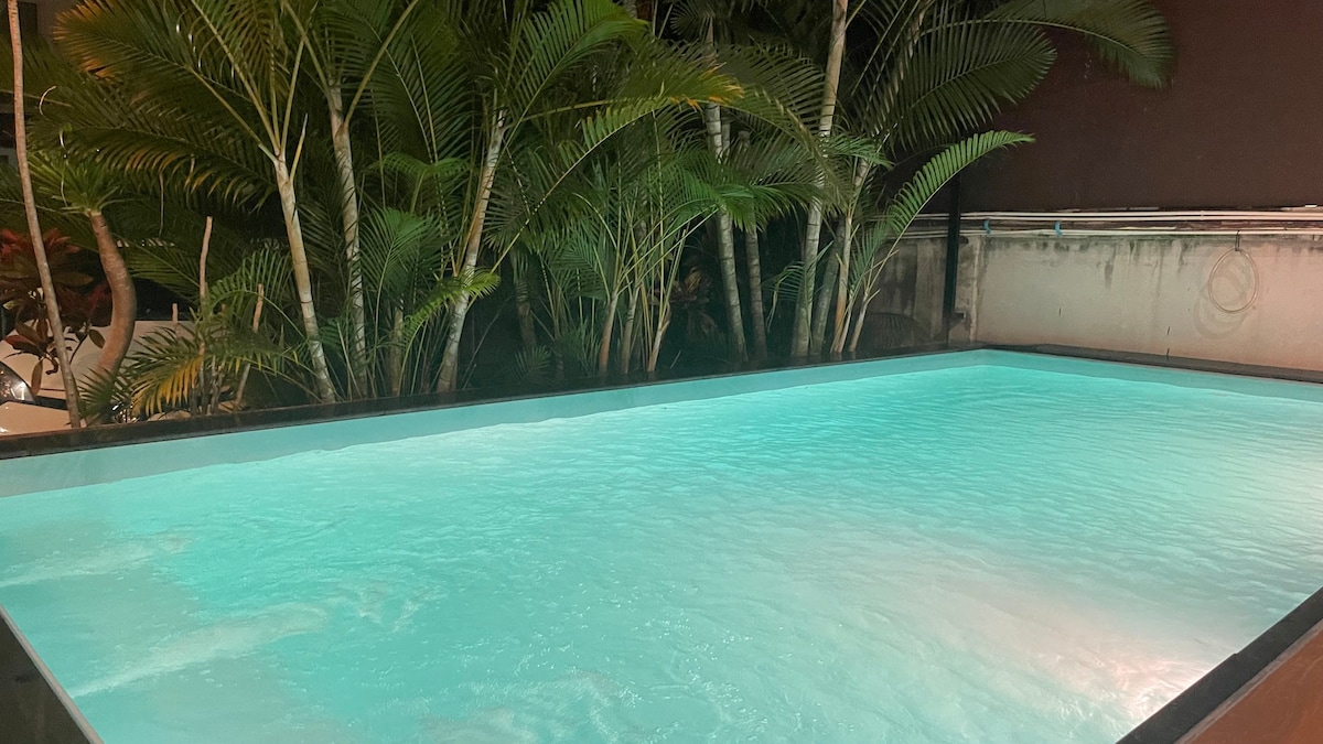 曼谷泳池别墅主卧，池景房私享超大按摩浴缸