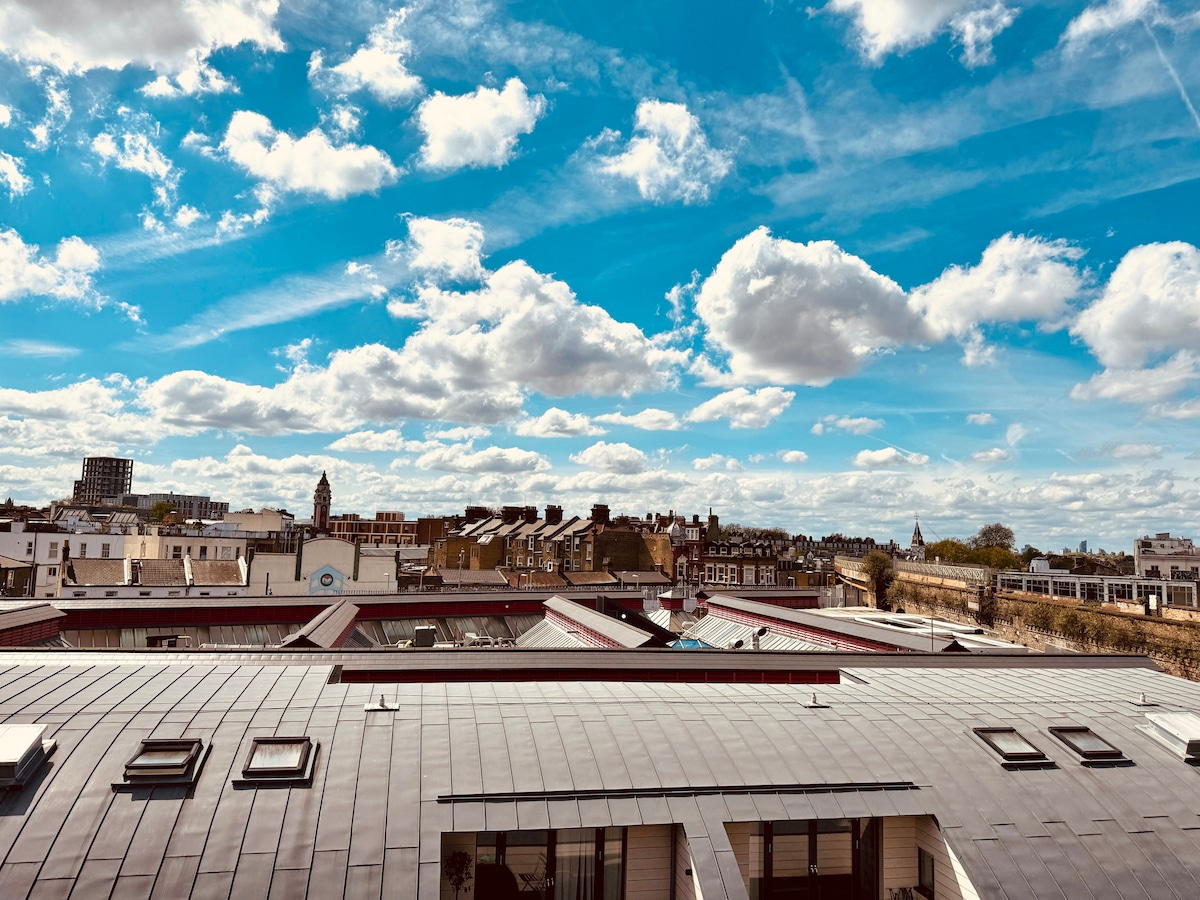 Entire stylish flat with balcony and city view