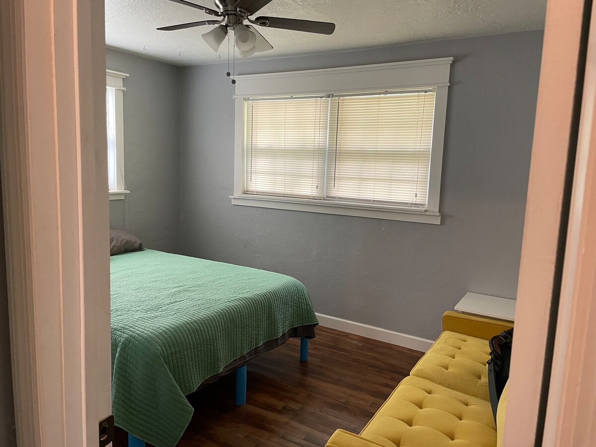 Cute Lil’ House - Room Rental