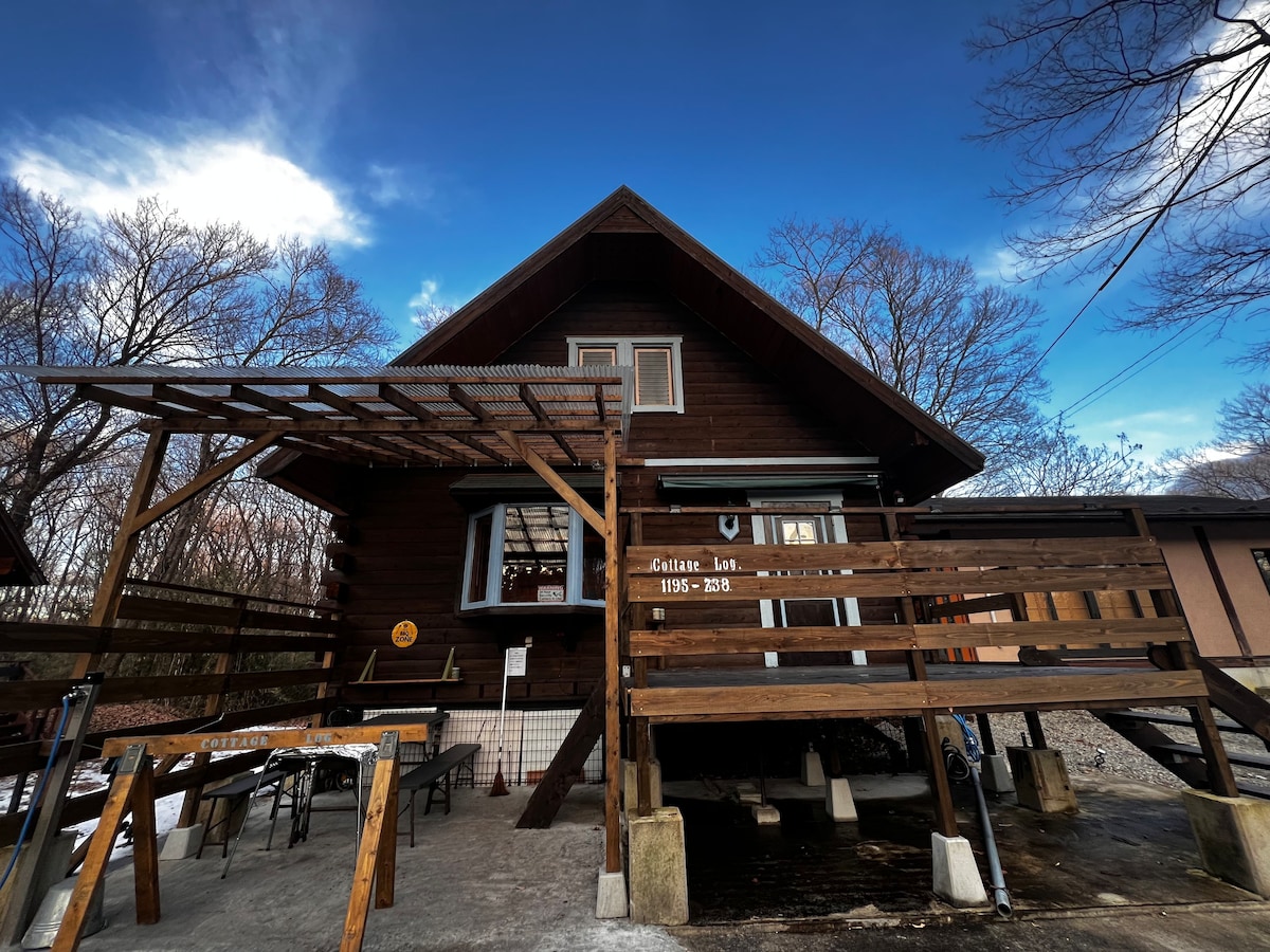 自然に囲まれた大型（180㎡）２階建てログハウス/ペット同伴OK/屋根付きBBQスペース