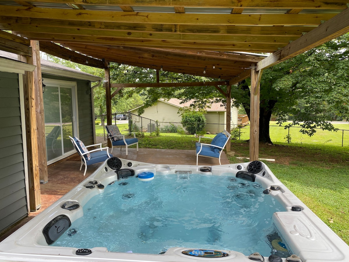 ~Hot tub~ Backyard for Dogs- 5Min to the lake