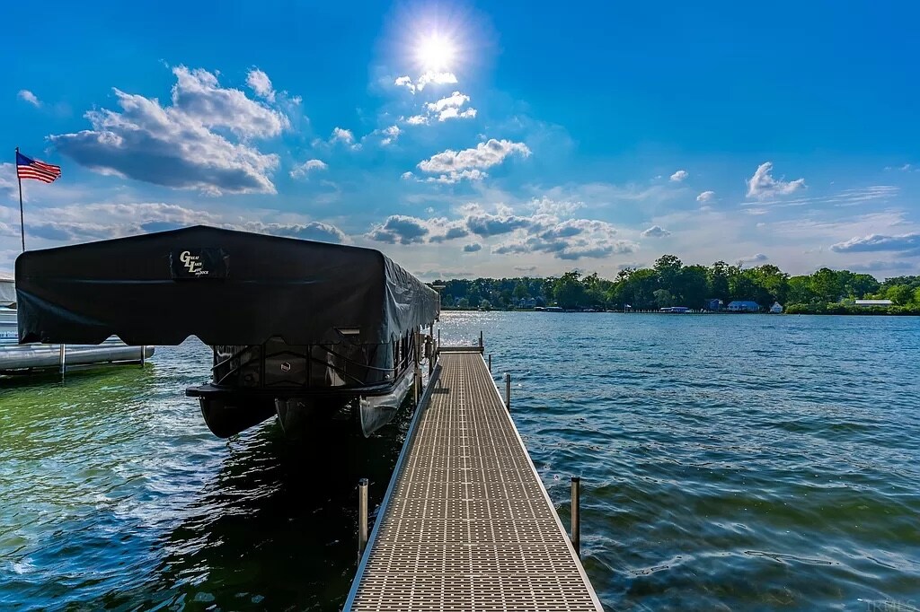 NEW Beautiful, spacious lake house