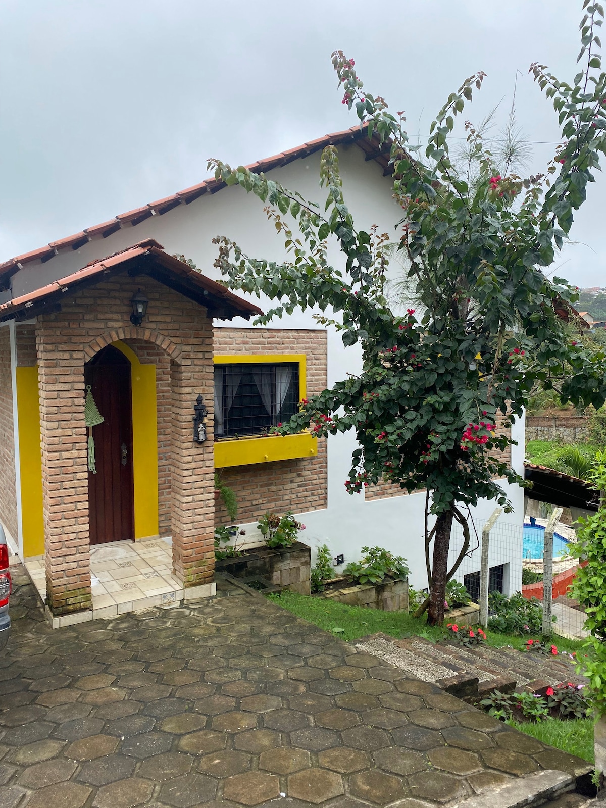 Casa com piscina a 2km do centro da cidade