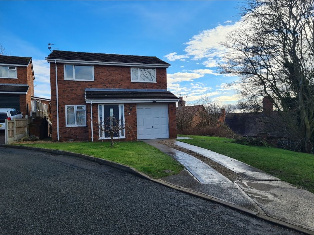 3 bedroom detached house centre of Whitchurch