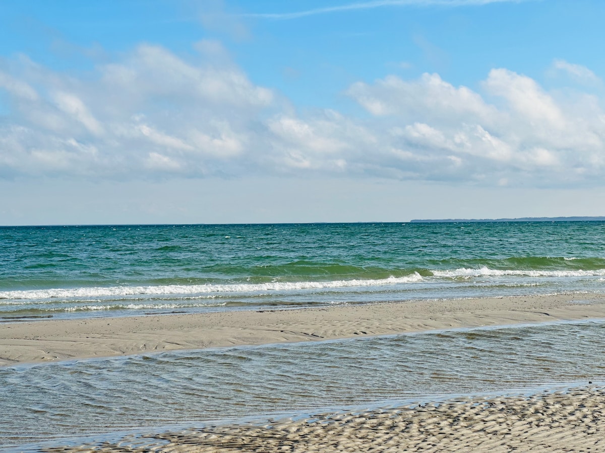 Sommerhus ved strand og havn