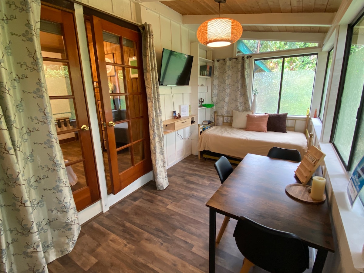 Sunroom Suite at Holualoa House