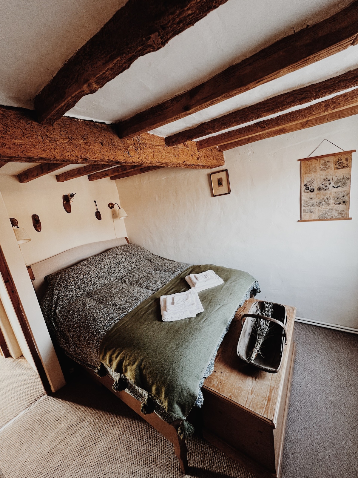 Cosy 1700s period cottage, open fire & king bed