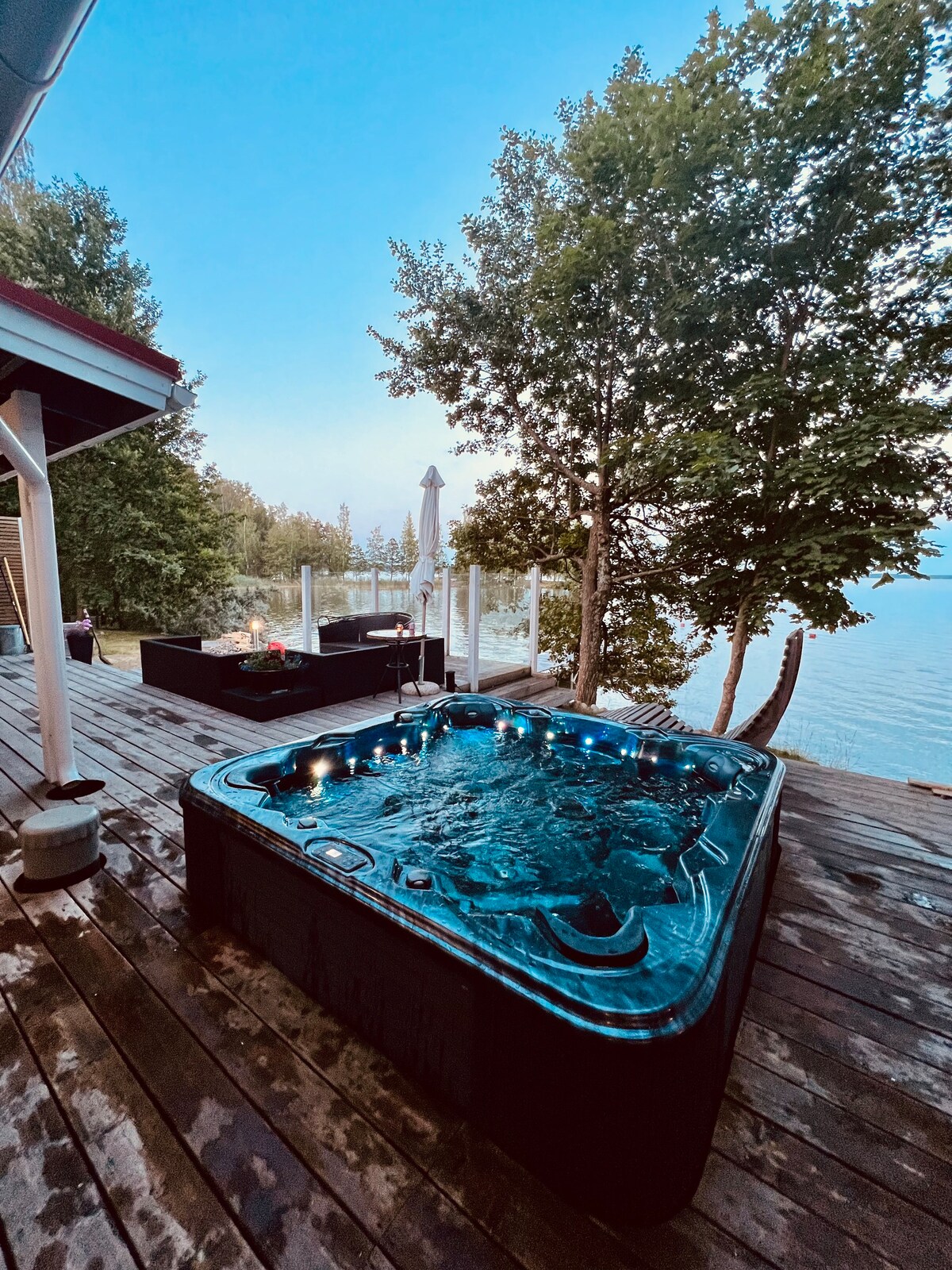 Modern cottage b/ lake w/ jacuzzi