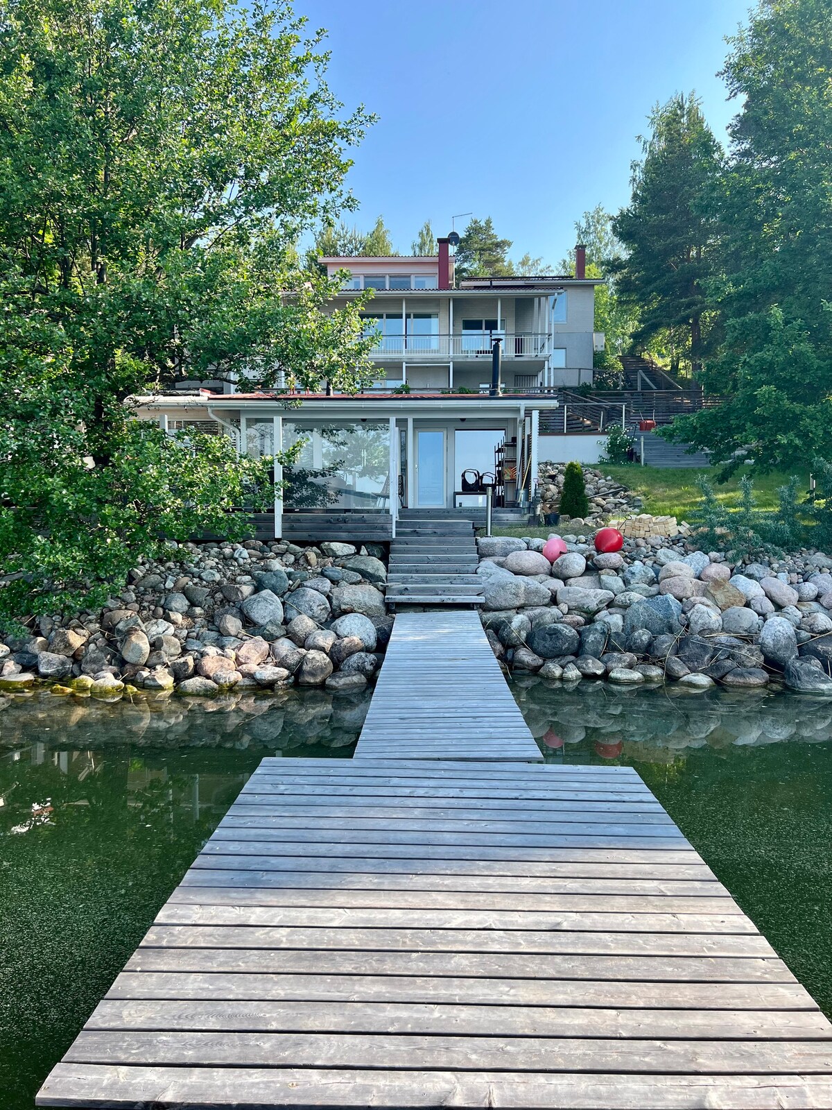 Modern cottage b/ lake w/ jacuzzi