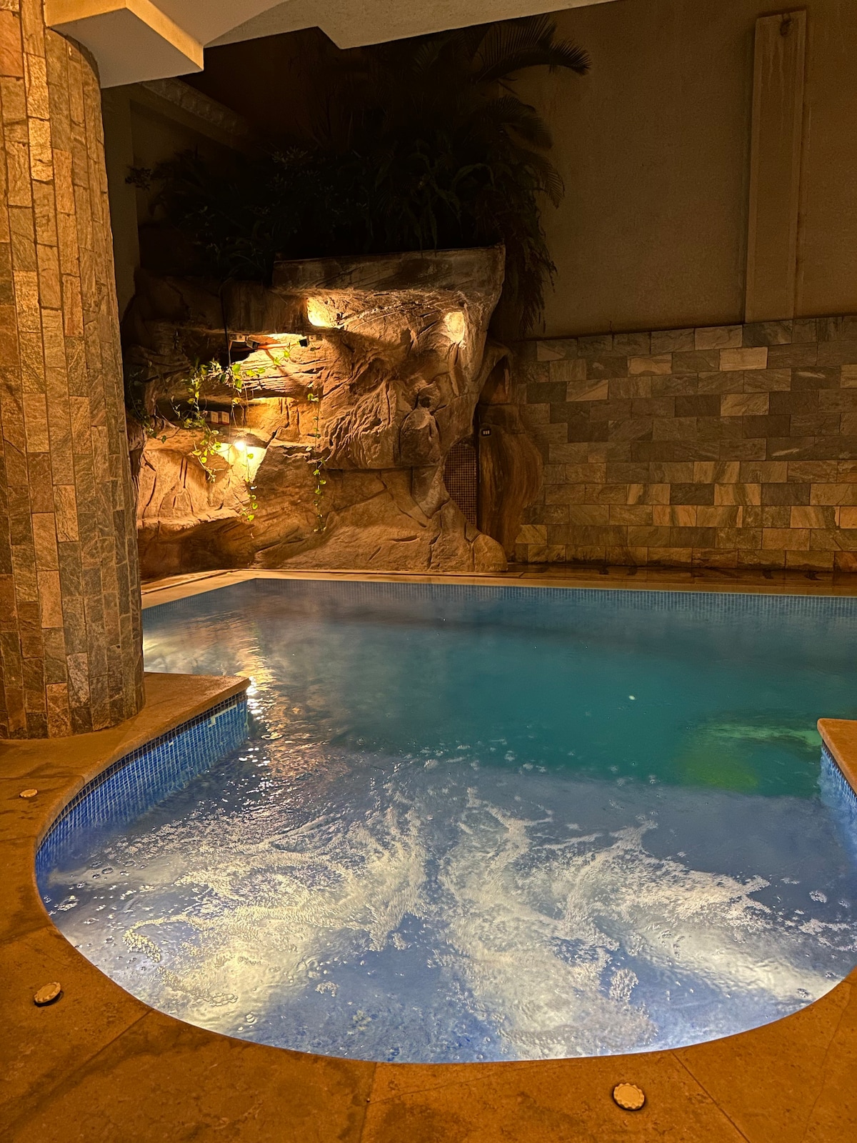Glasshouse Oasis with Games, Private Heated Pool