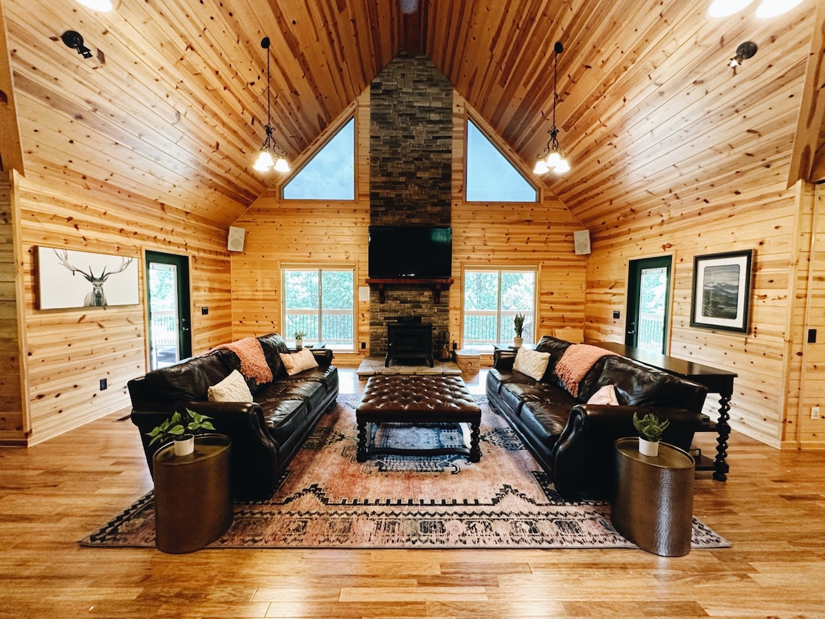 Chalet - Sleeps 14 w/ 2 King Suites + New Hot Tub