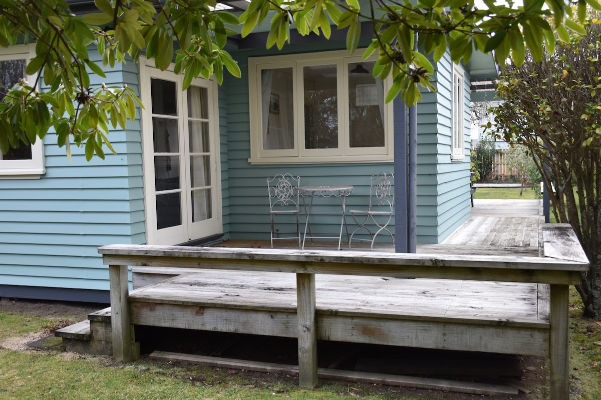 Character fisherman's cottage near Tongariro River