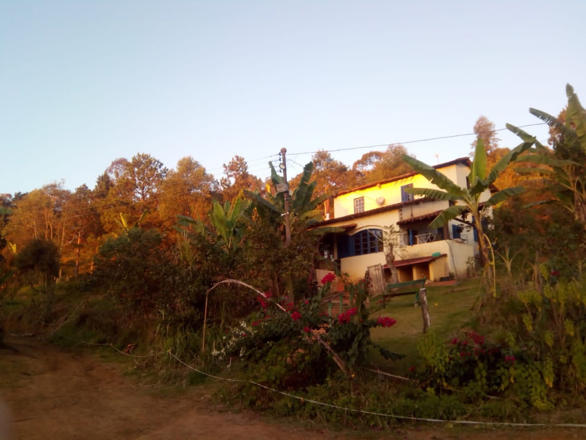 Linda casa rodeada pela natureza