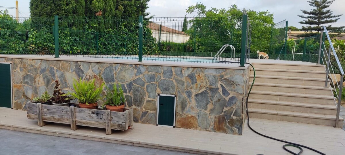 Habitación con piscina y jardín (casa B14)