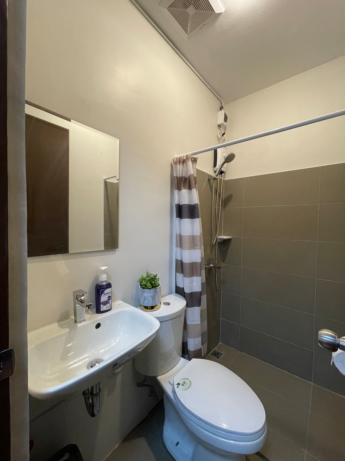 Fly & Rest | Solo Room near Airport | Shared Bath