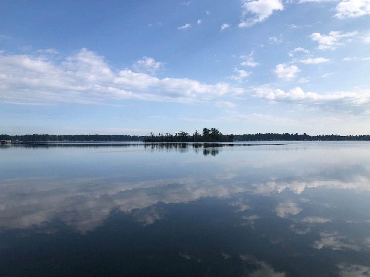 位于东双子湖（ East Twin Lake ） ，令人惊叹的湖畔别墅！