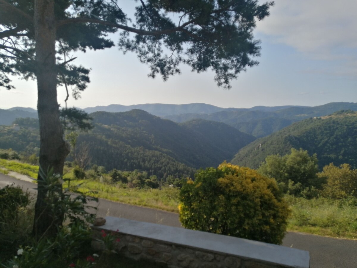 maison Ardéchoise refaite à neuf, magnifique vue.