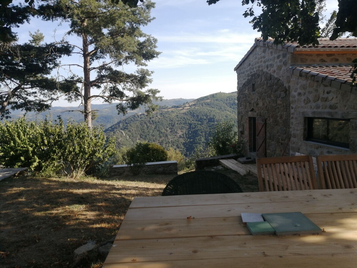 maison Ardéchoise refaite à neuf, magnifique vue.