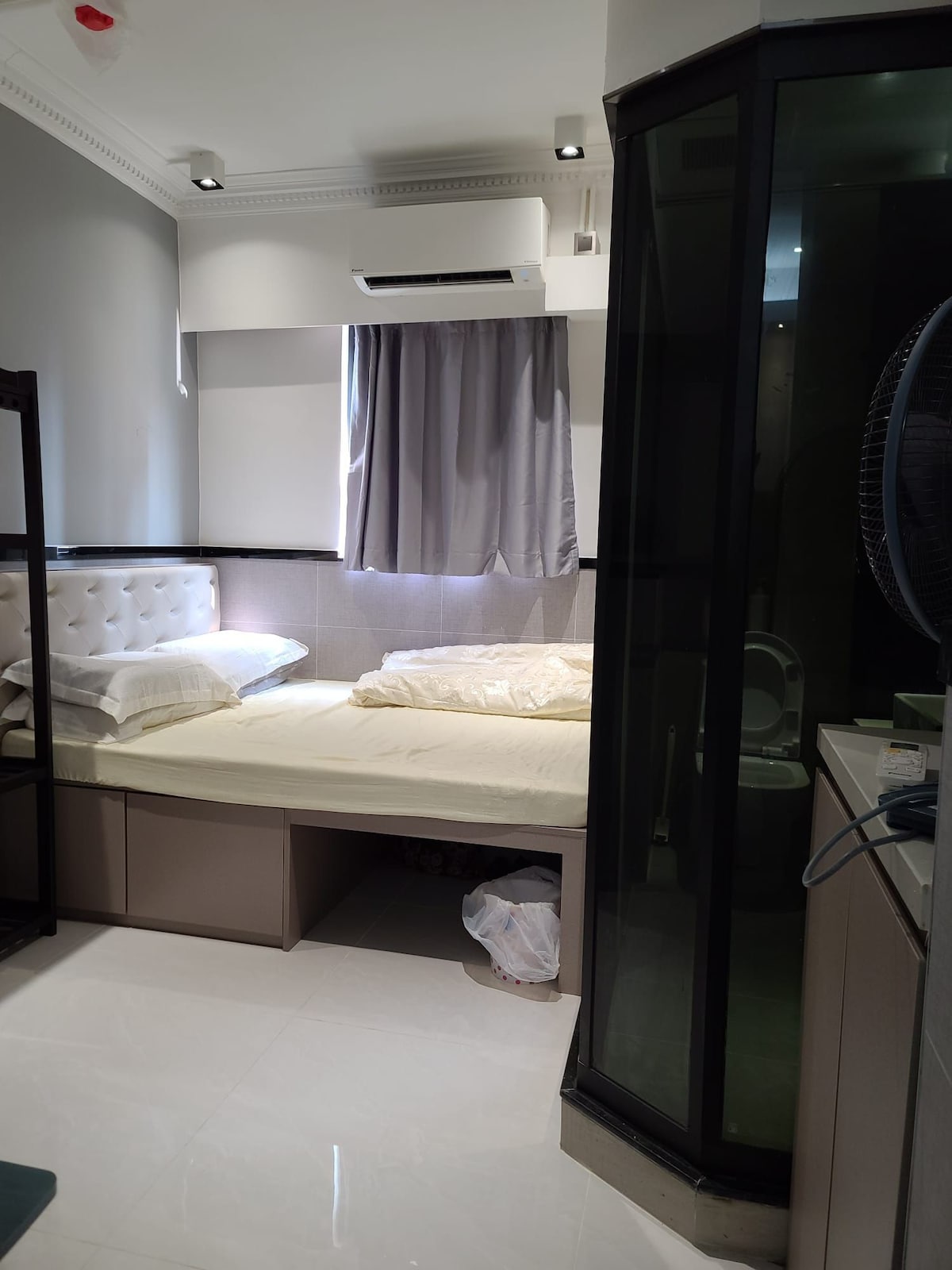503房間是豪華大床房，床是1.5米寬，獨立衛生間，有大窗。