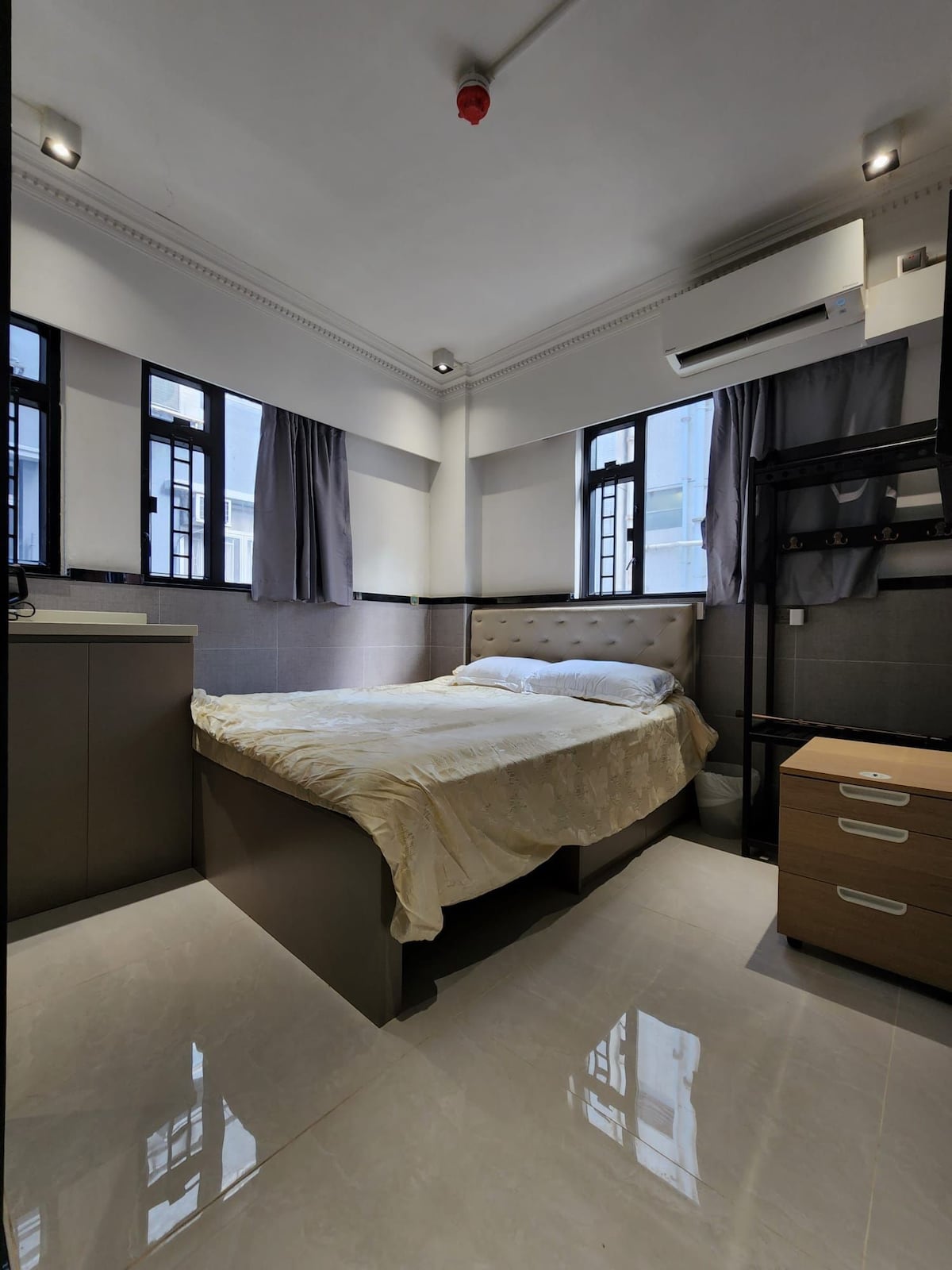 喜居：502號房間是豪華大床寬150cm，獨立洗手間，大窗。