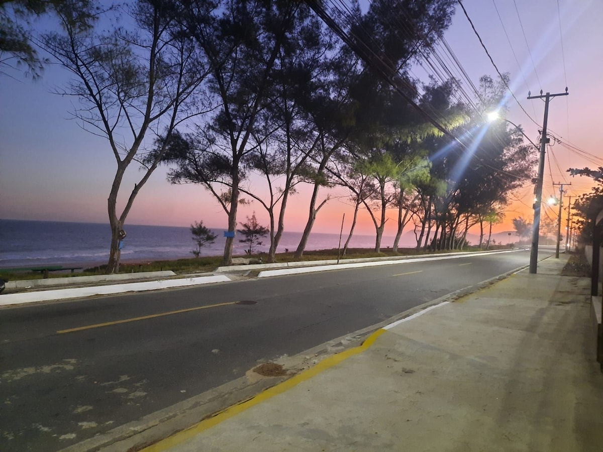 Hospede-se no paraíso em frente a praia de Jacone