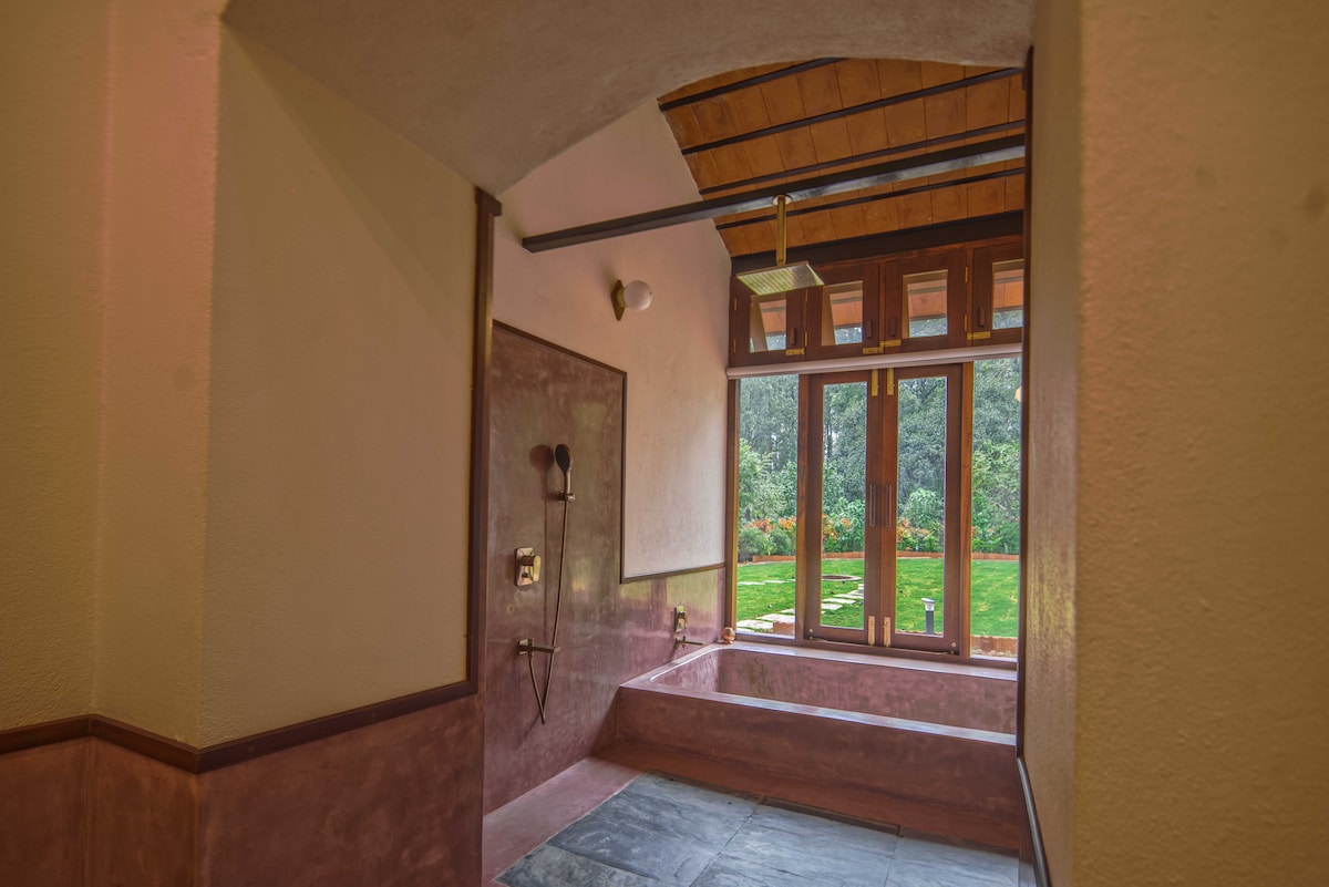 Villa Aroor - The Red Room