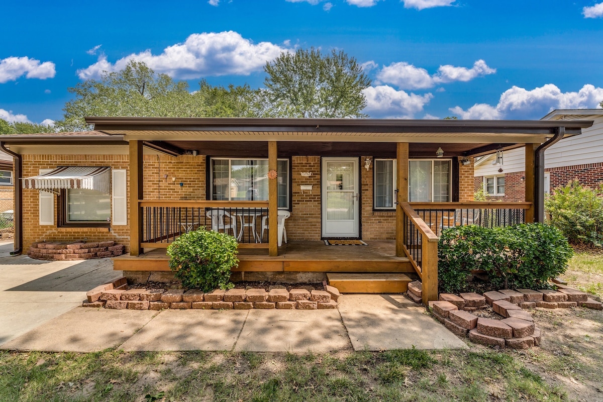 •NEW• cozy & clean Derby Bungalow!