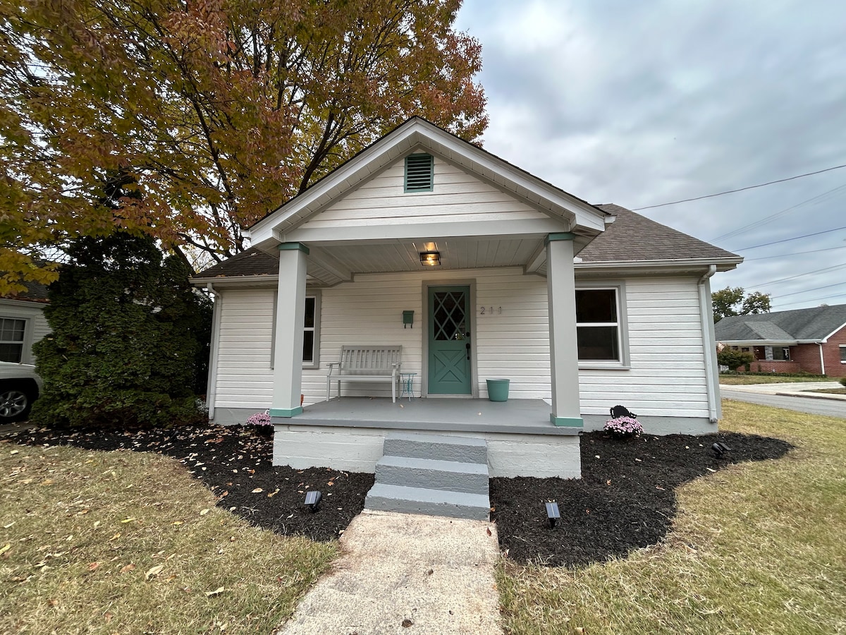 Walk to Downtown Winchester! Renovated Cottage