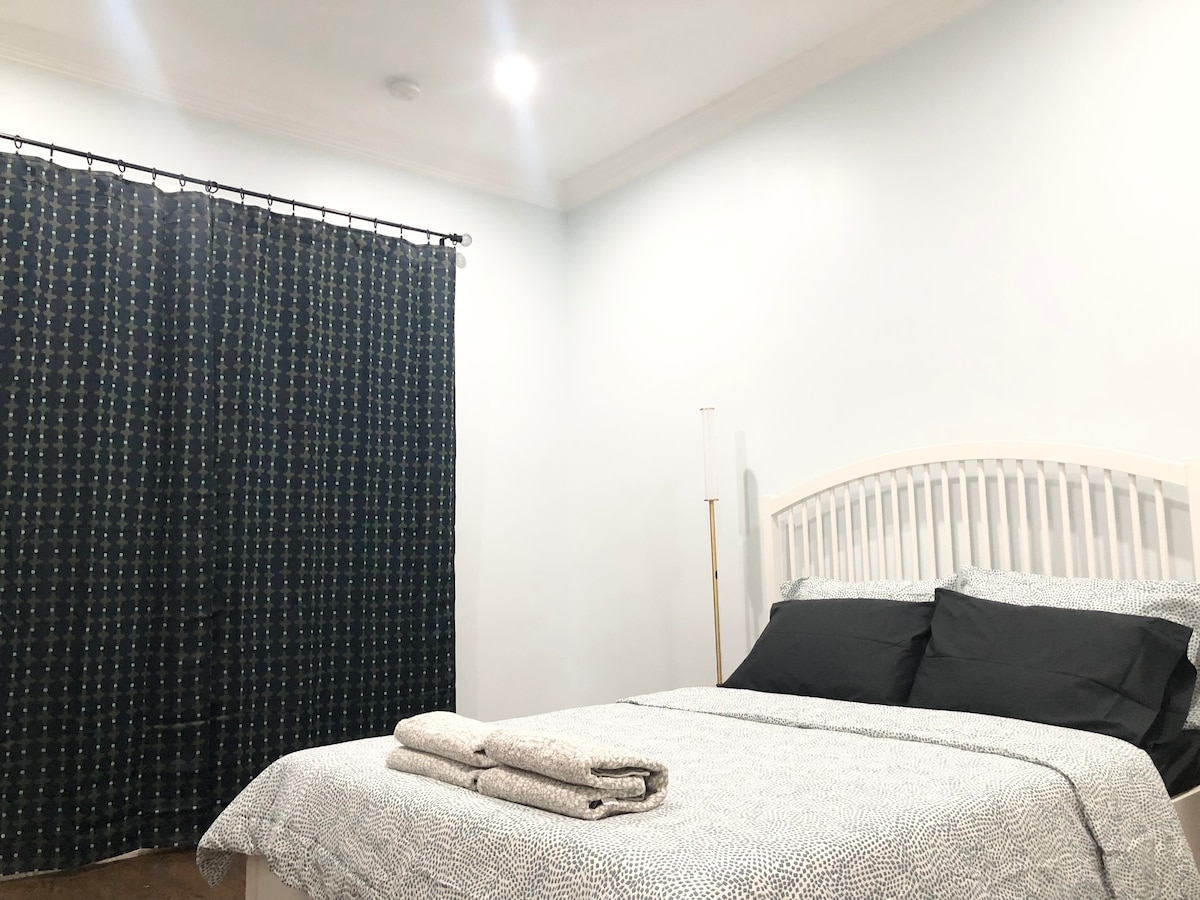 Large Room with Queen Bed near Manhattan