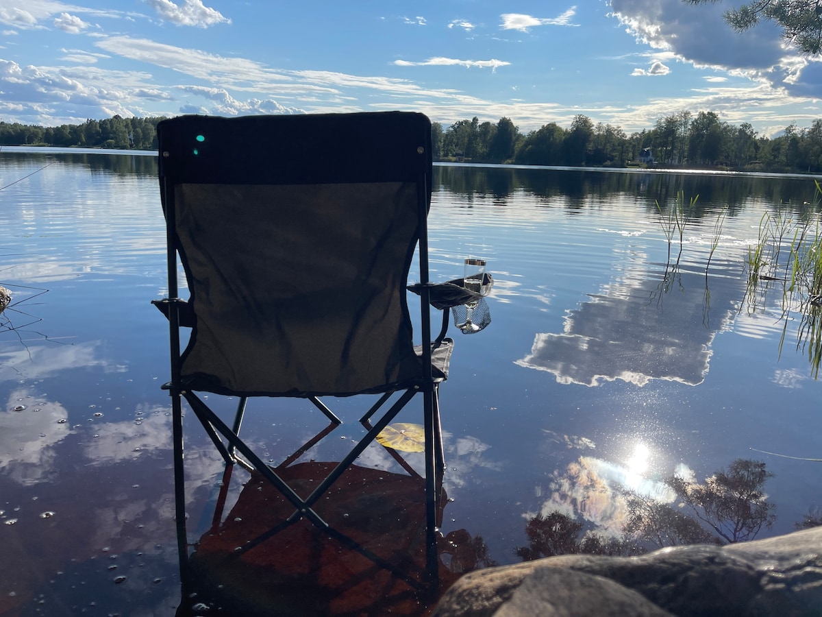 Härlig stuga vid sjö. 7 km från Centrum.