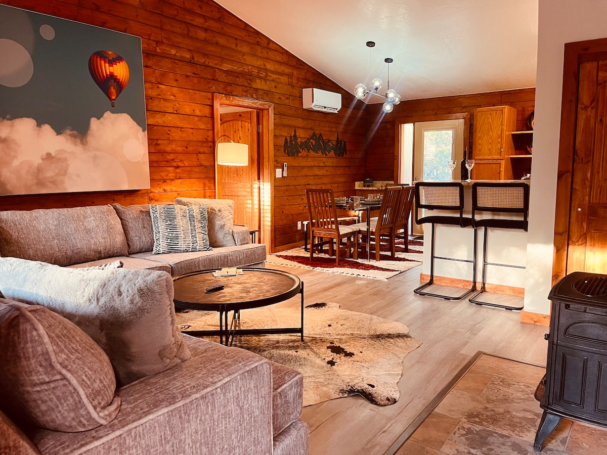 "A Cozy Cabin Escape in Tijeras"+Pet Friendly!