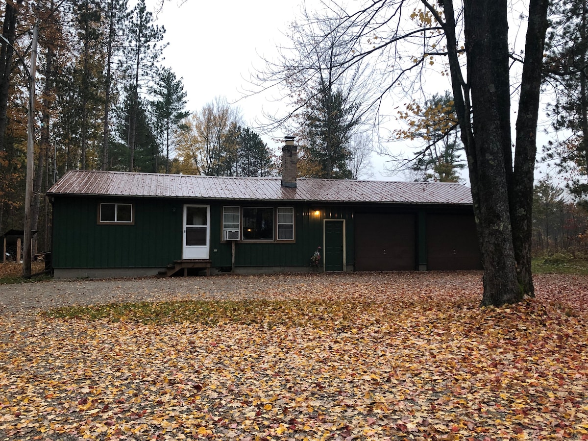 Cabin with Bar Area and Pool Table-Stephenson, MI