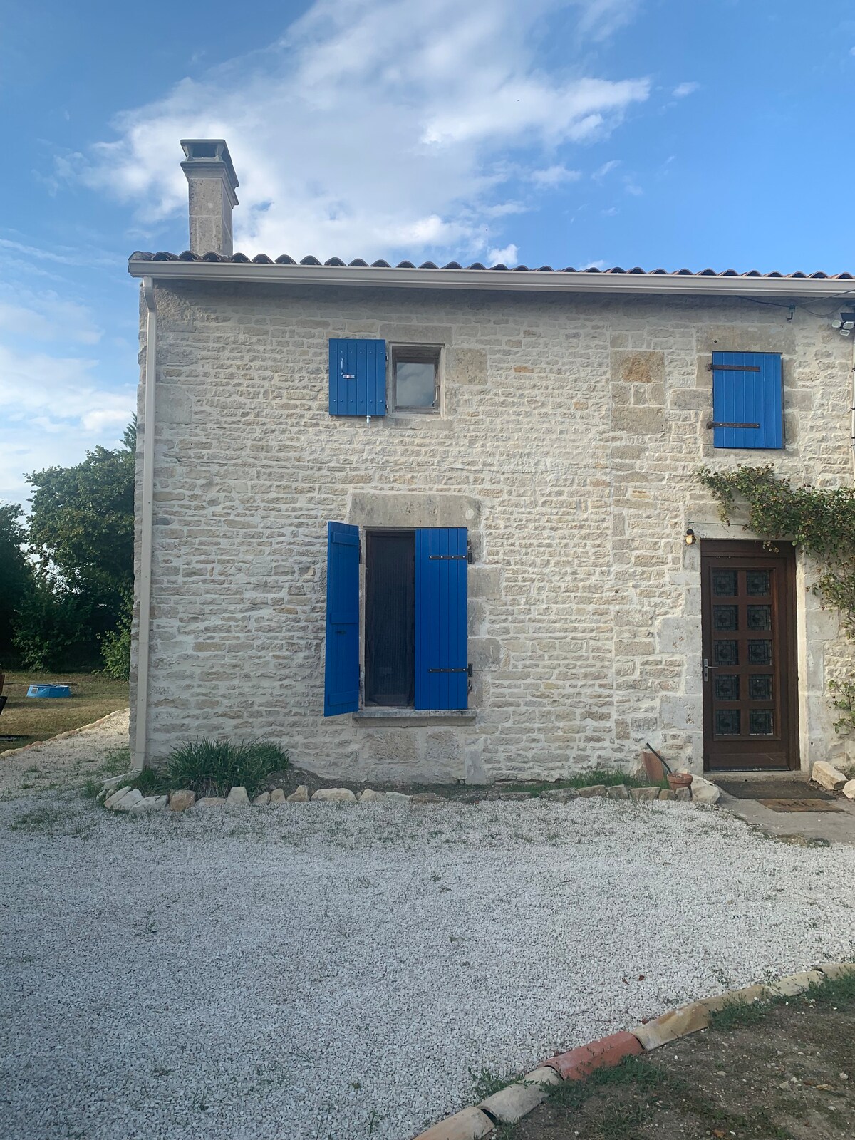 Maison aux volets bleus