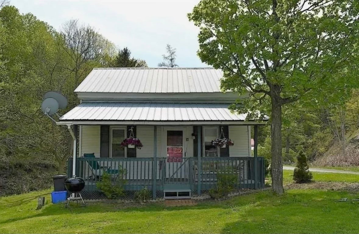 Cozy Creekside Cottage