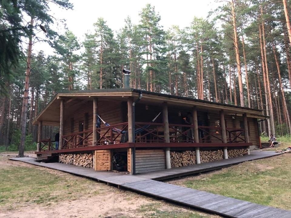 Blockhaus im Baltikum / Litauen im Wald am See