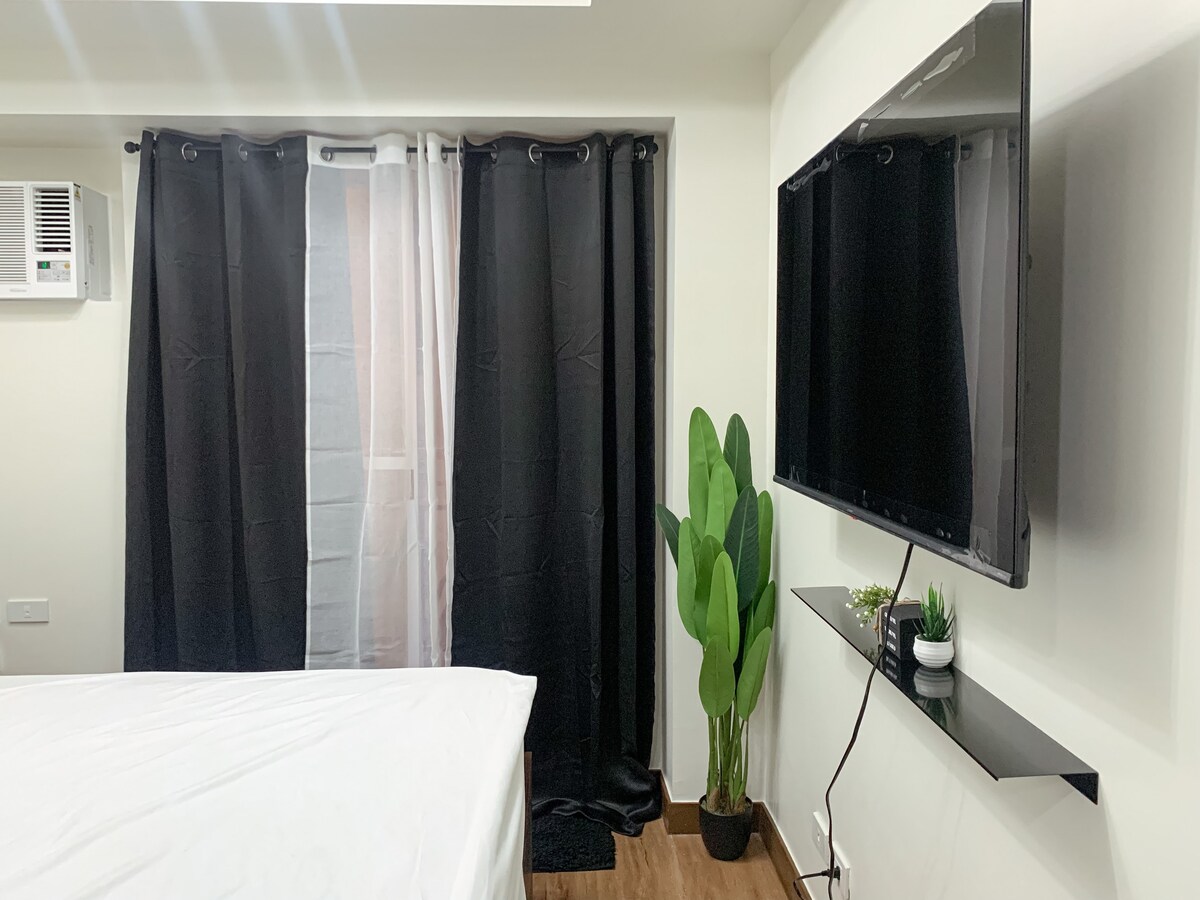 Aesthetic and Cozy 1BR Unit near BGC w/ pool