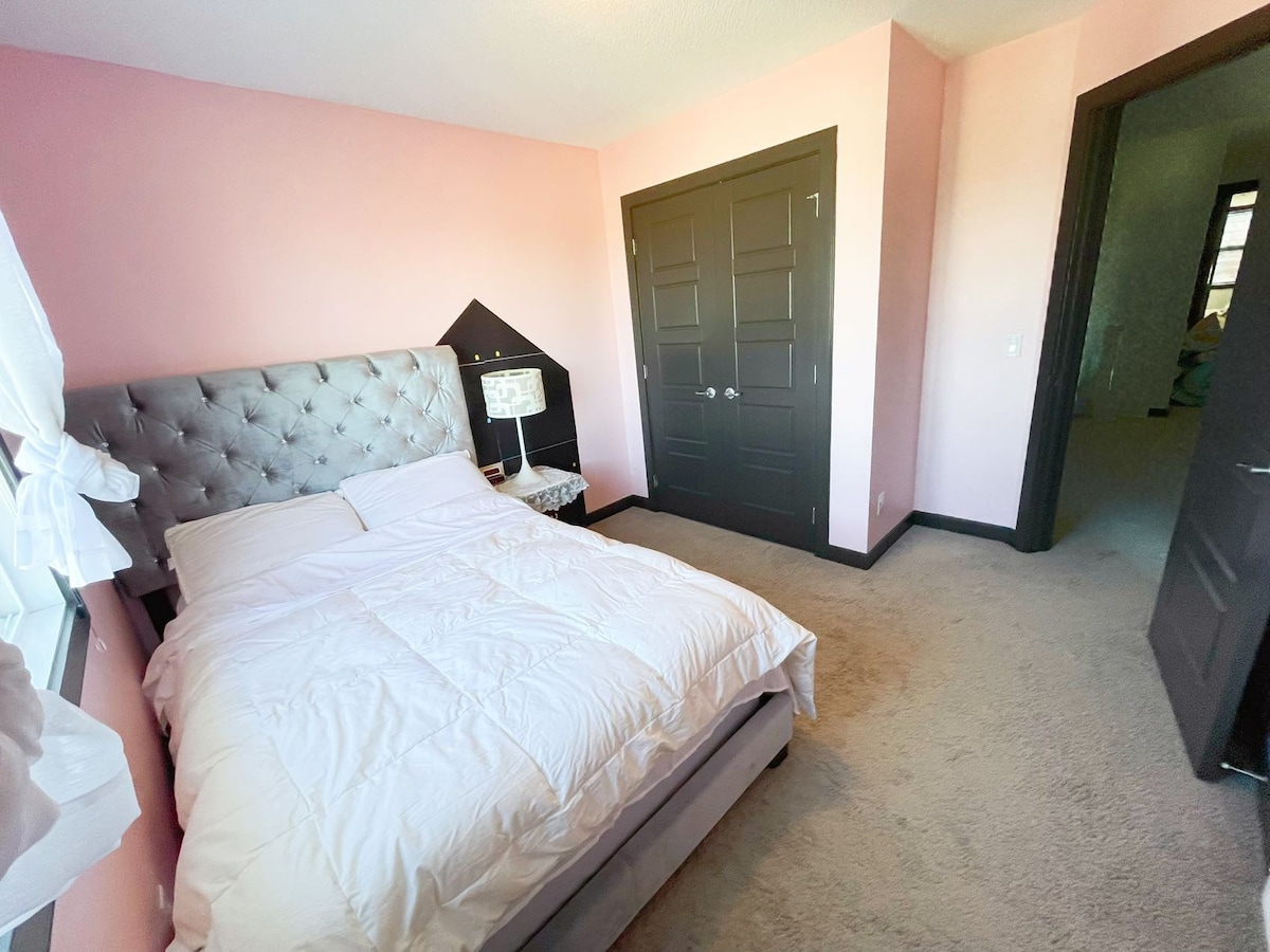 Calgary Nw sage hill house with A/C. pink room