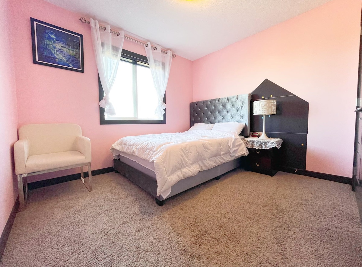 Calgary Nw sage hill house with A/C. pink room