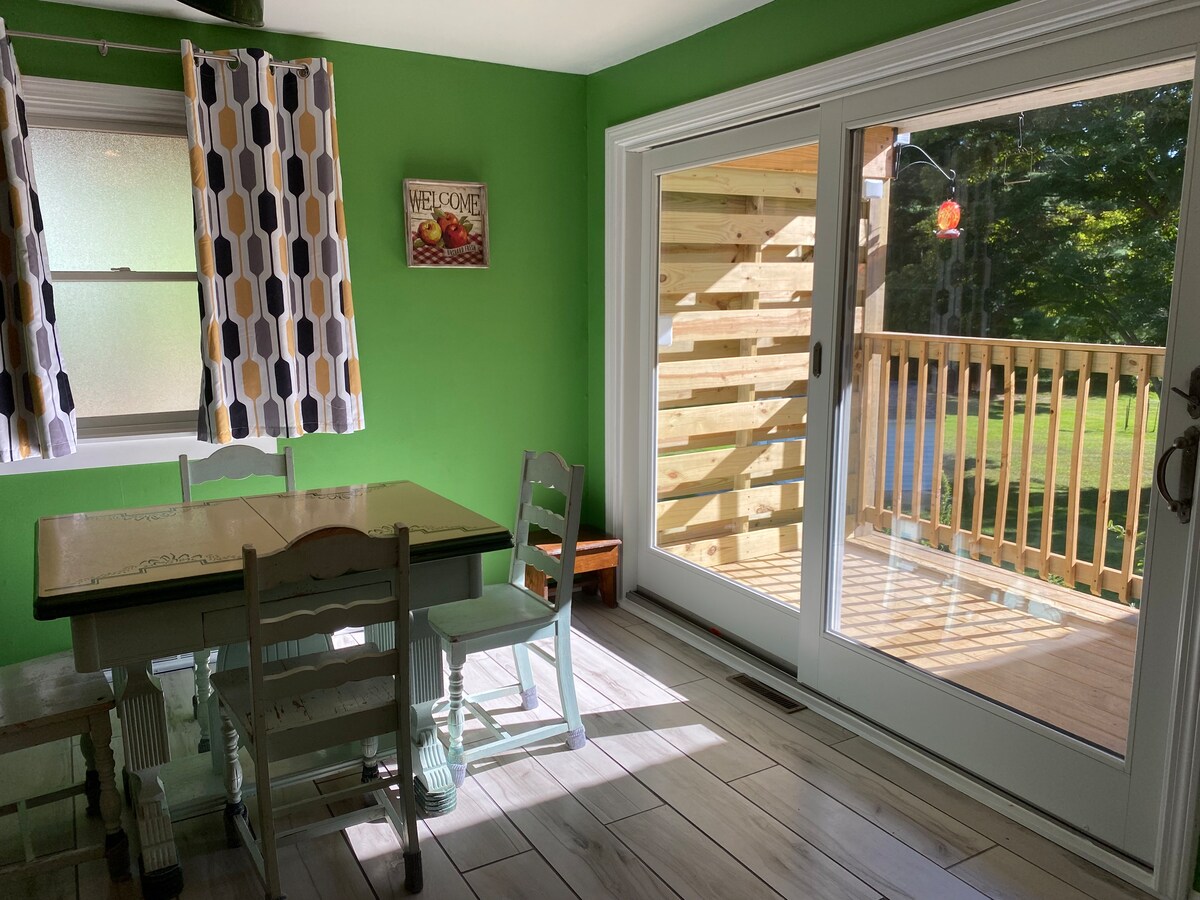 Beautiful Bright Two-Bedroom Outside East Aurora