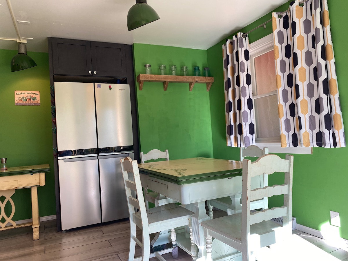 Beautiful Bright Two-Bedroom Outside East Aurora