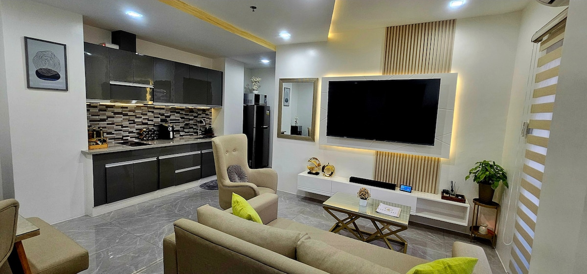 1- Bedroom: Modern Luxury Smart Condo Unit