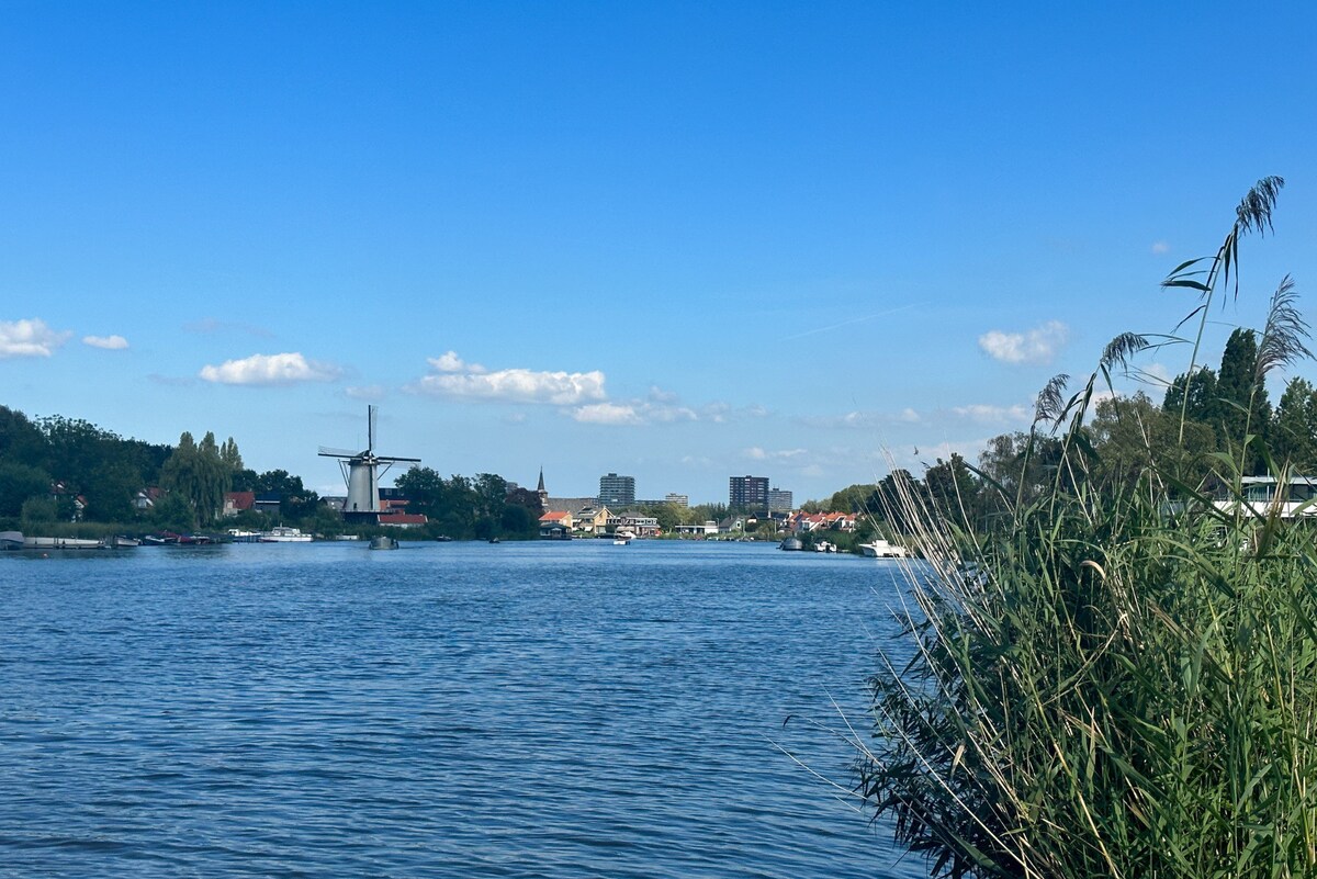 鹿特丹宁静的河畔度假屋