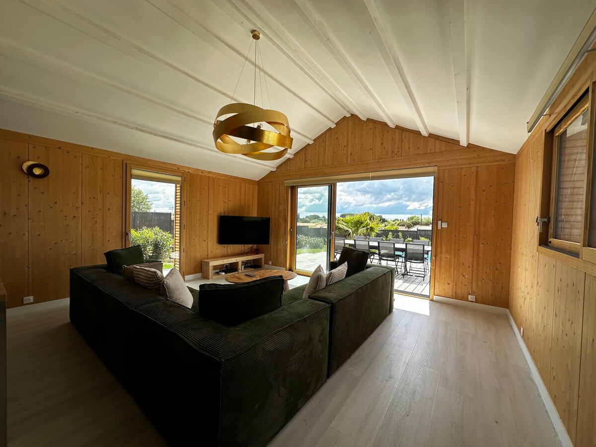 Maison en bois avec piscine