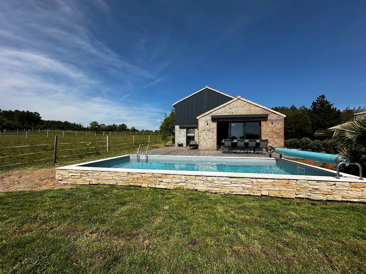 Maison en bois avec piscine