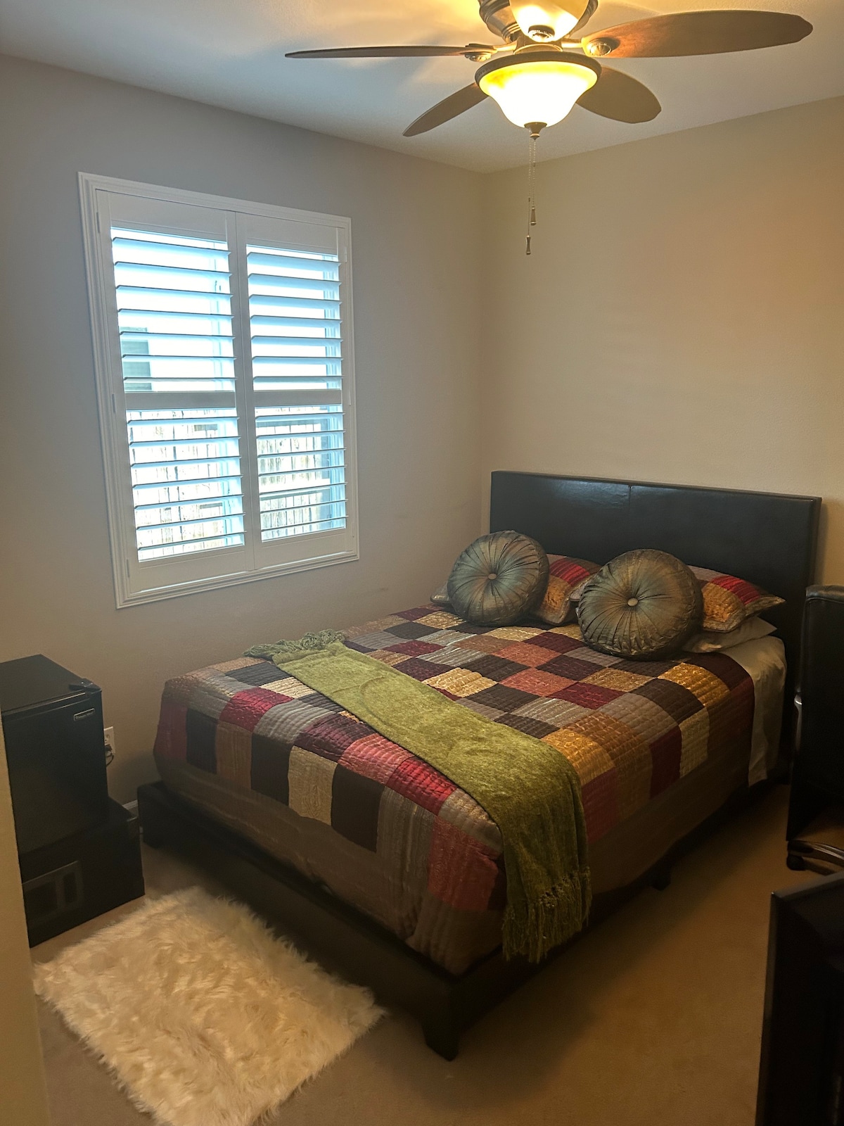 Clean/room NO XTRA fees! BEST deal! ONE Queen BED