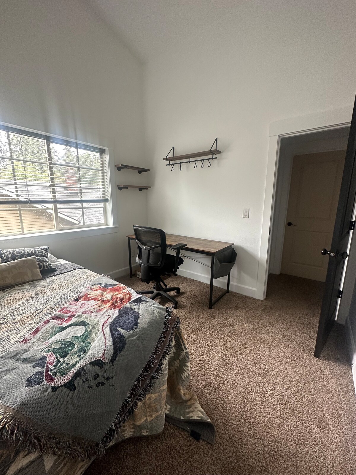 Quiet Oasis with a workspace, 15 mins to downtown