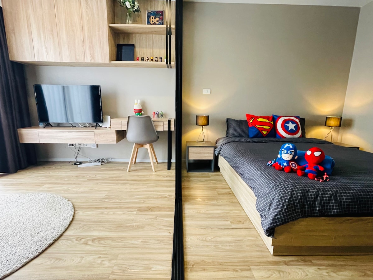 Marvel Room | Airbnb官方拍摄|双人大床房| 是隆沙吞商圈|城市景观房，看像素大厦